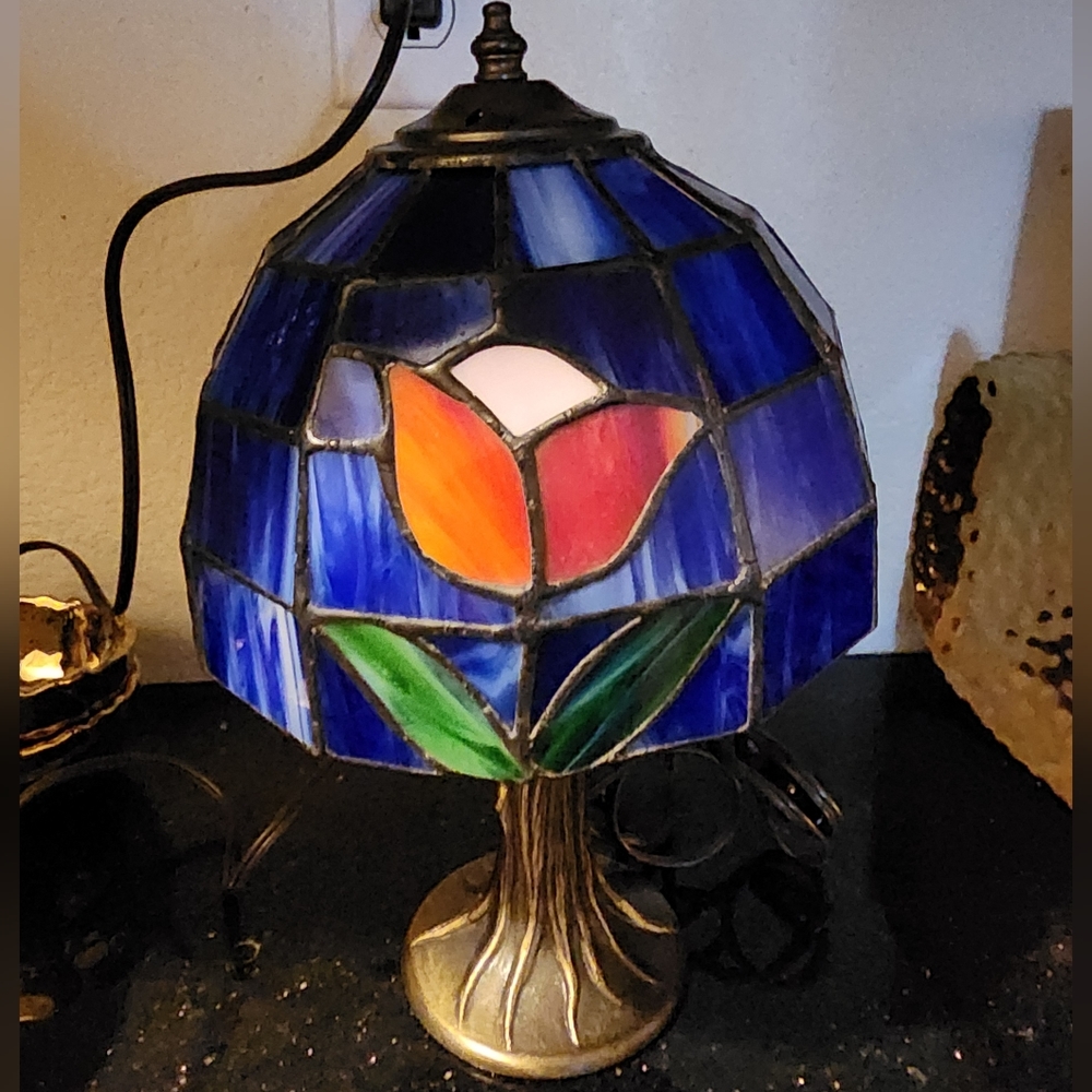 ❤️SOLD❤️ Tiffany Style Stained Glass Accent Table Lamp Tulips! - Picture 5 of 8